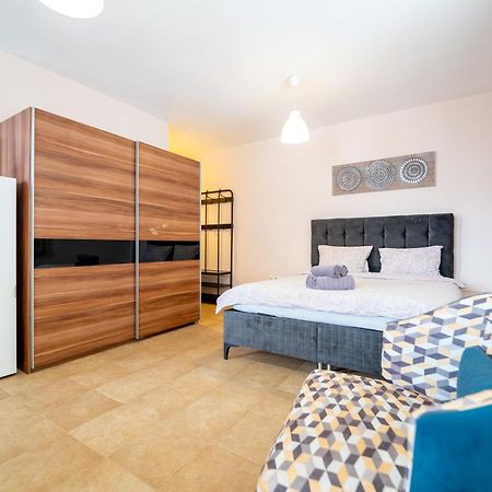 Lovely Apartment In Studentski Grad Szófia Kültér fotó